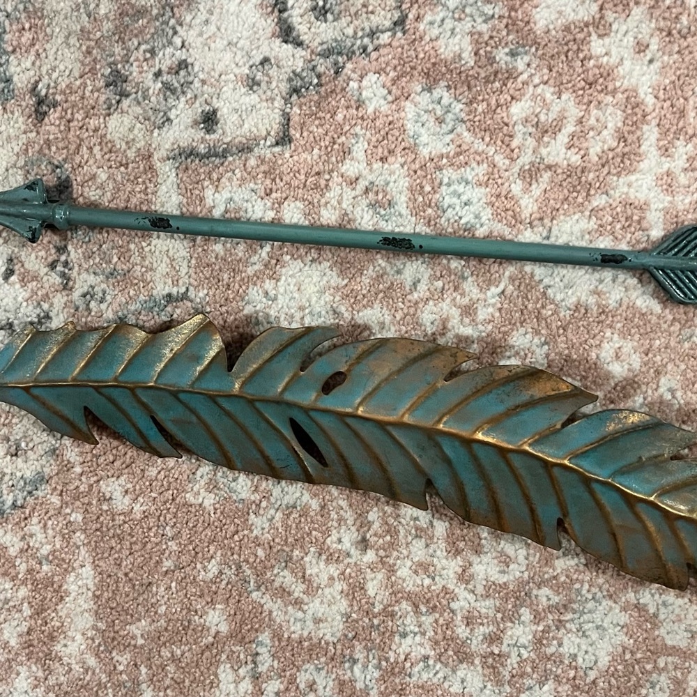 Decorative Metal Arrow and Leaf Set